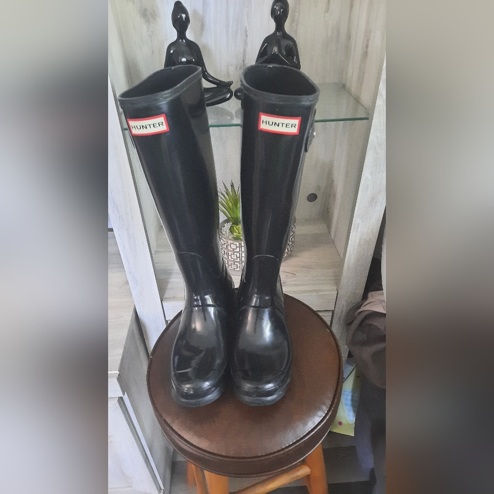 Hunter tall rain boots black gloss sz 7F/6M (EU 38) used like new